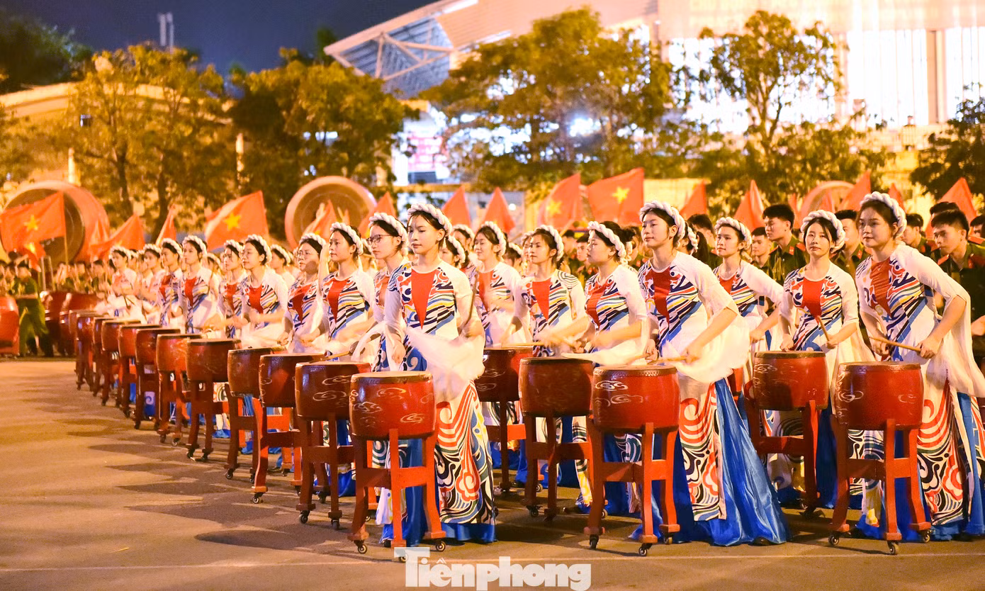 Trao đổi tại chương trình, Trung tướng Trần Minh Hưởng – Giám đốc Học viện Cảnh sát nhân dân cho biết, Học viện rất vinh dự và quyết tâm thực hiện khi được lãnh đạo Đảng, Nhà nước và lãnh đạo Bộ Công an tin tưởng giao nhiệm vụ tham gia biểu diễn trống hội trong chương trình kỷ niệm 50 năm thống nhất đất nước. Ảnh: Xuân Tùng