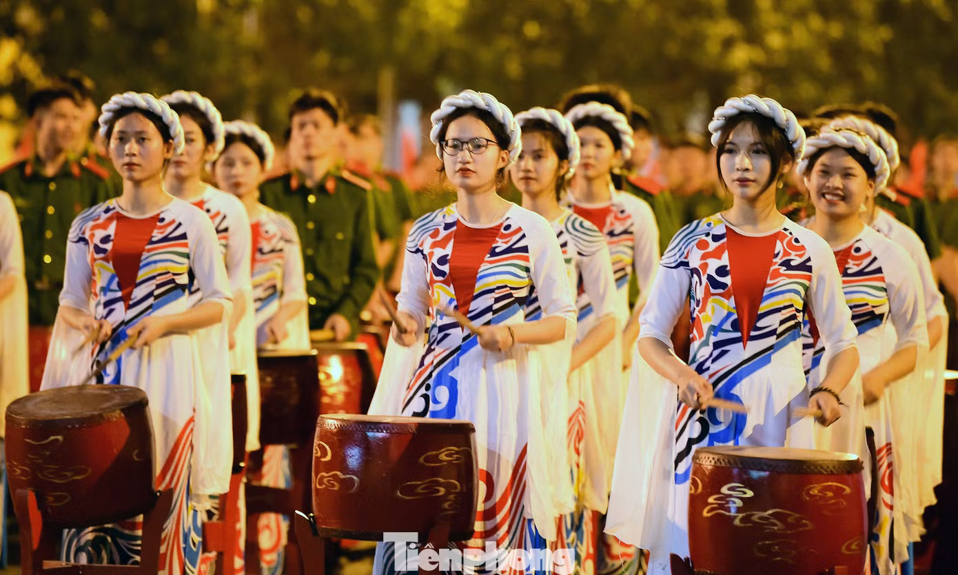 Trao đổi tại chương trình, Trung tướng Trần Minh Hưởng – Giám đốc Học viện Cảnh sát nhân dân cho biết, Học viện rất vinh dự và quyết tâm thực hiện khi được lãnh đạo Đảng, Nhà nước và lãnh đạo Bộ Công an tin tưởng giao nhiệm vụ tham gia biểu diễn trống hội trong chương trình kỷ niệm 50 năm thống nhất đất nước. Ảnh: Xuân Tùng