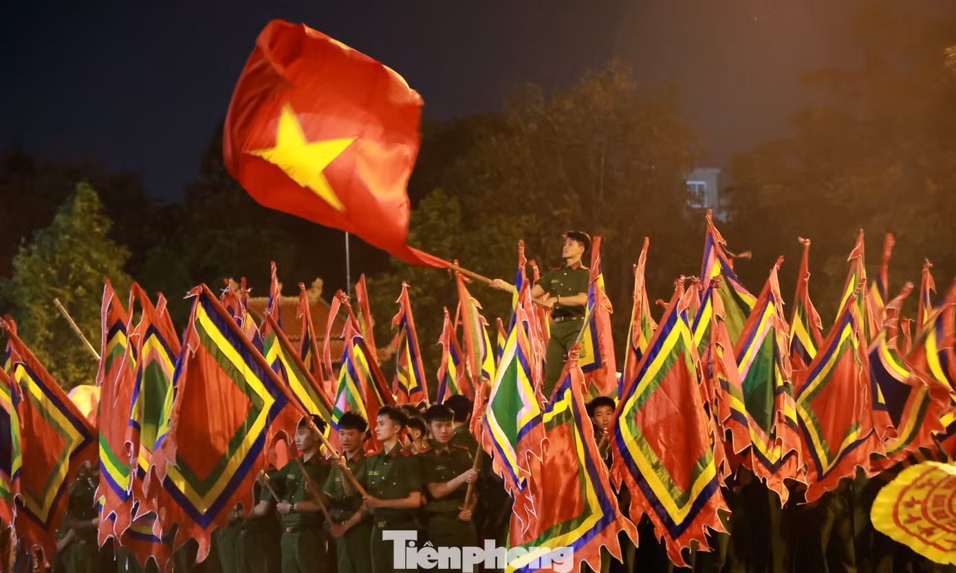 Tiết mục mang tên “Bản hùng ca toàn thắng” được trình diễn của hơn 1.000 người là cán bộ, học viên của Học viện Cảnh sát nhân dân. Tiết mục gồm biểu diễn 800 trống, kết hợp trình diễn múa lân sư, múa rồng và múa cờ. Ảnh: Ly Ly