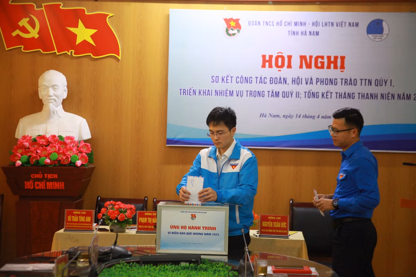 Các đại biểu ủng hộ Hành trình Tuổi trẻ vì biển đảo quê hương năm 2025. Ảnh: TĐHN Các đại biểu ủng hộ Hành trình Tuổi trẻ vì biển đảo quê hương năm 2025. Ảnh: TĐHN