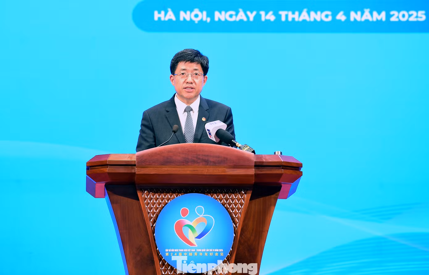 Anh Bùi Quang Huy - Ủy viên dự khuyết T.Ư Đảng, Bí thư thứ nhất T.Ư Đoàn TNCS Hồ Chí Minh và anh A Đông - Bí thư thứ nhất Ban Bí thư T.Ư Đoàn TNCS Trung Quốc phát biểu tại chương trình. Anh Bùi Quang Huy - Ủy viên dự khuyết T.Ư Đảng, Bí thư thứ nhất T.Ư Đoàn TNCS Hồ Chí Minh và anh A Đông - Bí thư thứ nhất Ban Bí thư T.Ư Đoàn TNCS Trung Quốc phát biểu tại chương trình.