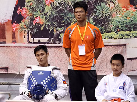 Cựu võ sĩ Nguyễn Văn Hùng (giữa) cùng em trai Nguyễn Trọng Cường (trái) tại Giải Taekwondo các nước nói tiếng Pháp vừa diễn ra tại TP HCM