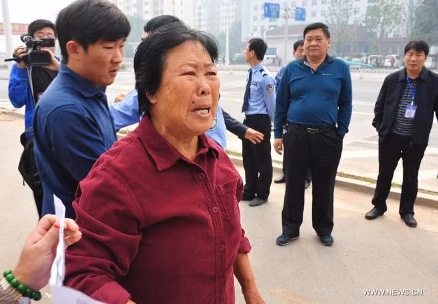 Bà Trương Hoán Chi bên ngoài toà án nhân dân thành phố Hàm Đan