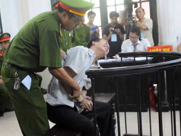 Đặng Trần Hoài ăn vạ tại phiên xử sơ thẩm. Ảnh: T.N
