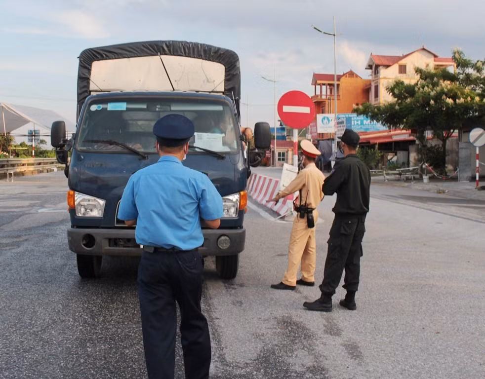 Trả lời trên của một thành viên liên ngành không thuyết phục vì xe tải đã lưu thông trên đường, đặc biệt là trên quốc lộ thì theo quy định của Thành phố Hà Nội và Bộ GTVT trong thời gian giãi cách theo Chỉ thị 16 của Chính phủ phải được cơ quan có thẩm quyền cấp giấy tờ, cụ thể là Sở GTVT Hà Nội cấp giấy luồng xanh. Trả lời trên của một thành viên liên ngành không thuyết phục vì xe tải đã lưu thông trên đường, đặc biệt là trên quốc lộ thì theo quy định của Thành phố Hà Nội và Bộ GTVT trong thời gian giãi cách theo Chỉ thị 16 của Chính phủ phải được cơ quan có thẩm quyền cấp giấy tờ, cụ thể là Sở GTVT Hà Nội cấp giấy luồng xanh.