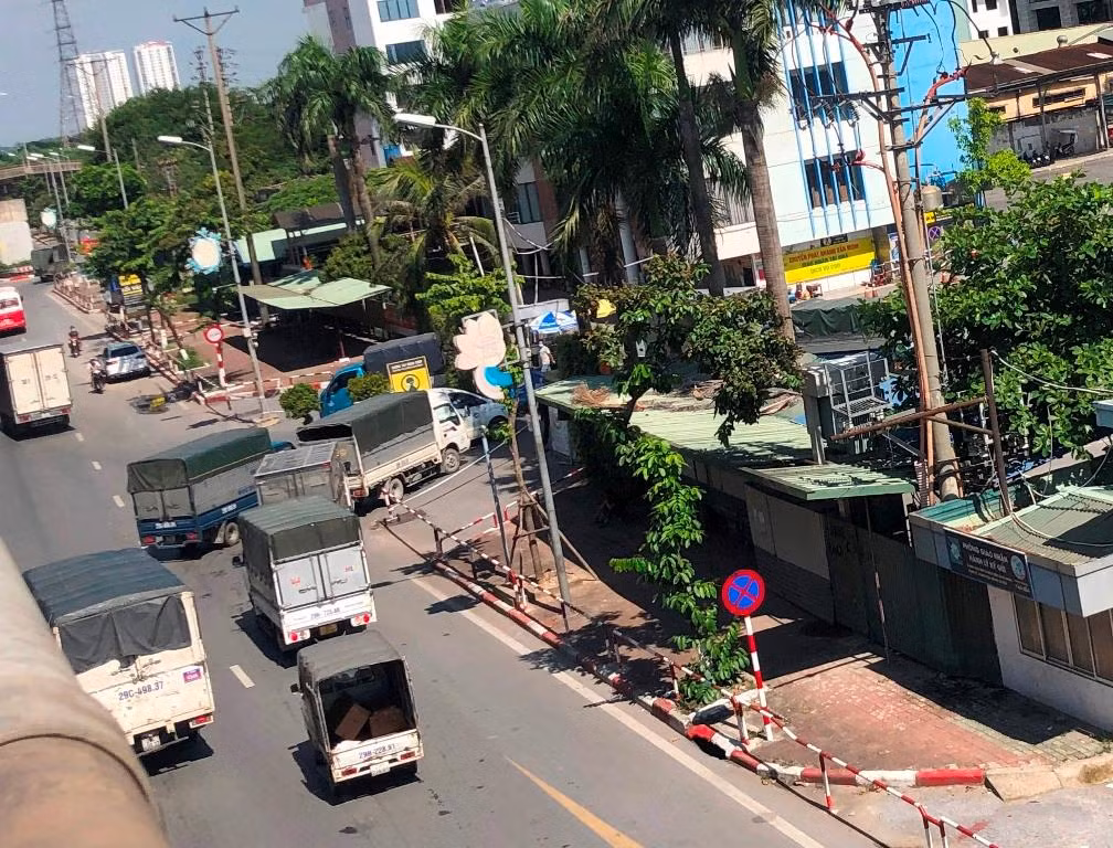 Do bến xe rộng 17.000 m2 và toàn bộ xe khách đang nghỉ hoạt động trong thời gian Hà Nội thực hiện giãn cách phòng chống dịch, nên sân bến xe là địa điểm tốt để lái xe và phương tiện vào dừng đỗ, chờ làm xét nghiệm.