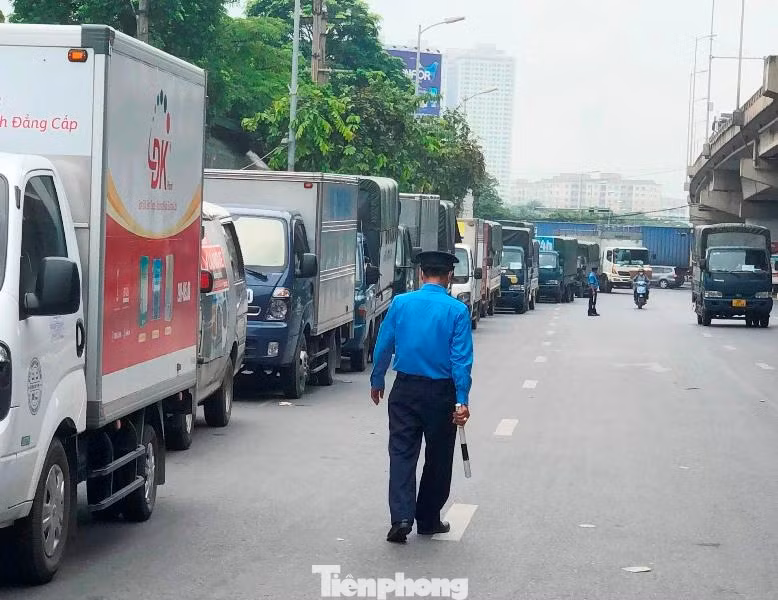 Nhiều hôm lượng xe đông, việc xếp hàng để được vào bến kéo dài ra tận nút giao Pháp Vân - Giải Phóng.