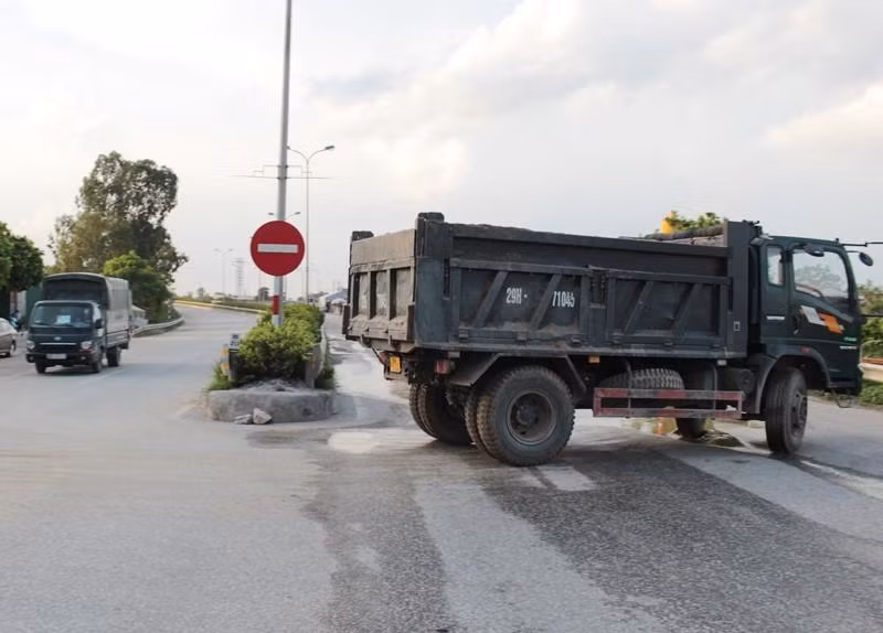 Trước sự việc trên PV Tiền Phong đã thông phản ánh với chốt trực, nhưng một thành viên chốt trực liên ngành tại đây cho rằng, tuy xe không có thẻ luồng xanh nhưng do đang phục vụ các công trình thi công trên địa bàn huyện nên được huyện sở tại cấp phép. Hình ảnh xe tải công trường không dán thẻ luồng xanh thông chốt Cầu Giẽ chiều 18/8. Trước sự việc trên PV Tiền Phong đã thông phản ánh với chốt trực, nhưng một thành viên chốt trực liên ngành tại đây cho rằng, tuy xe không có thẻ luồng xanh nhưng do đang phục vụ các công trình thi công trên địa bàn huyện nên được huyện sở tại cấp phép. Hình ảnh xe tải công trường không dán thẻ luồng xanh thông chốt Cầu Giẽ chiều 18/8.
