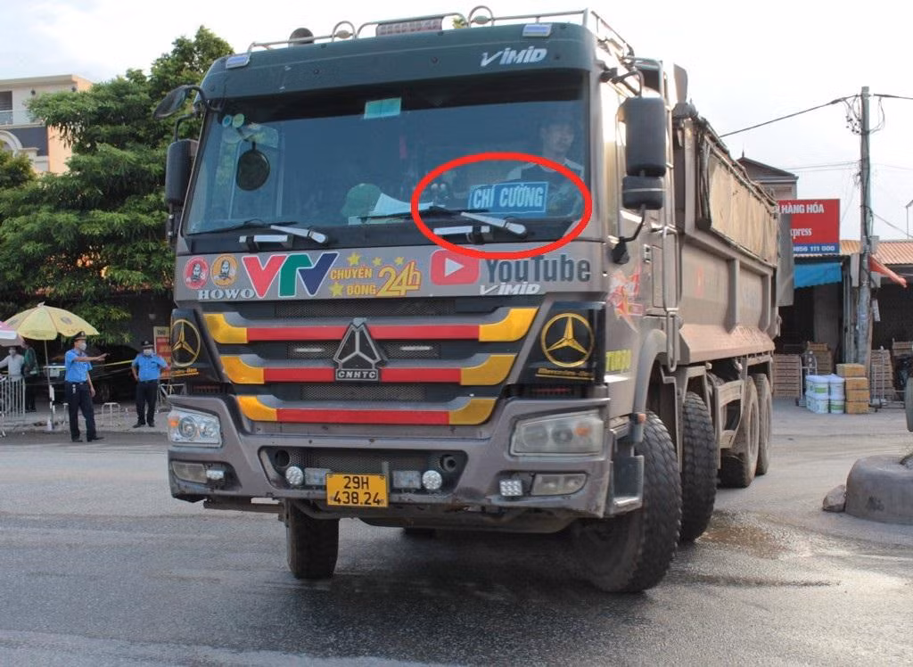 Nhiều xe trong số này không có thẻ luồng xanh khi đến chốt nhưng lại đeo rất nhiều lô-gô trên kính xe (vòng tròn đỏ). Nhiều xe trong số này không có thẻ luồng xanh khi đến chốt nhưng lại đeo rất nhiều lô-gô trên kính xe (vòng tròn đỏ).