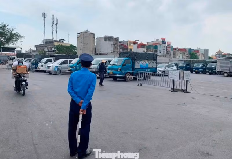 Đại diện Đội Thanh tra giao thông Hoàng Mai, Sở GTVT Hà Nội cho biết, hiện mỗi ngày có từ 500 đến 1.000 phương tiện vào bến xe Nước Ngầm test COVID. Để đảm bảo an toàn trong bến, Đội thường xuyên có lực lượng làm nhiệm vụ tại đây.