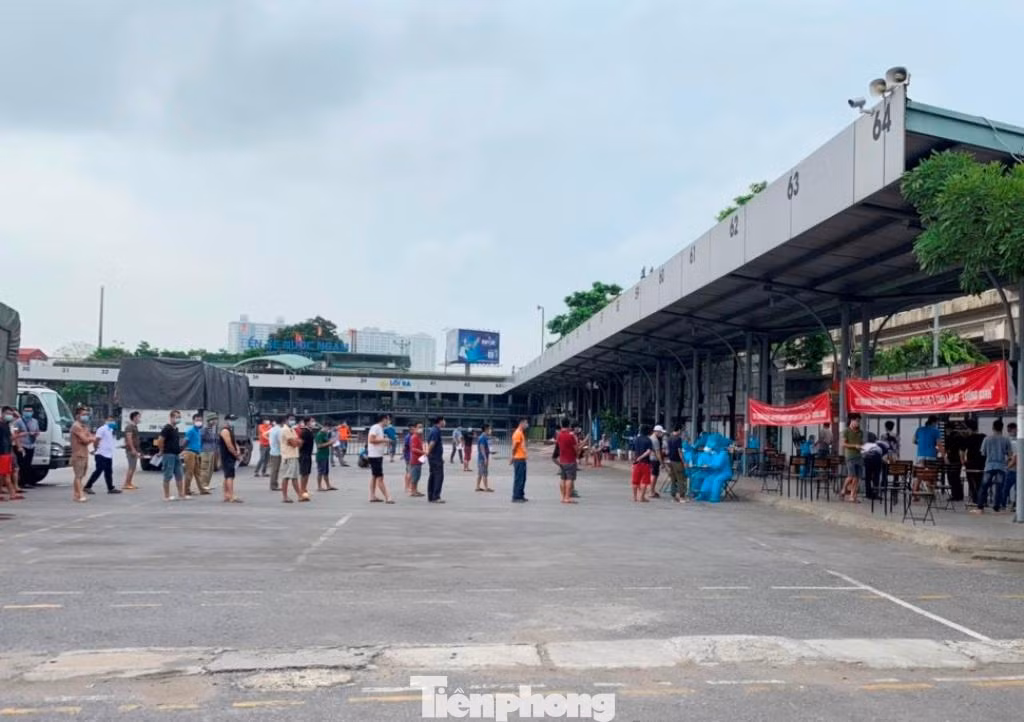 Hiện bến xe Nước Ngầm là 1 trong 2 địa điểm (cùng với bến xe Yên Nghĩa) được thành phố Hà Nội bố trí để thực hiện test nhanh COVID phục vụ người dân, lái xe chở hàng đi lại trên đường và qua các chốt kiểm soát.