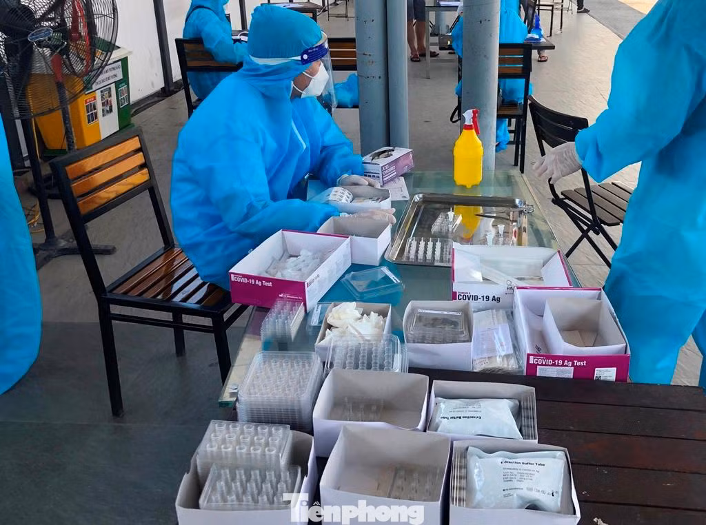 Cả điểm test COVID tại bến Nước Ngầm và Yên Nghĩa đều đang hoạt động hết công suất, nhưng lượng người và xe đến mỗi ngày vẫn rất đông, nhiều lúc xảy ra quá tải, ùn ứ kéo dài.