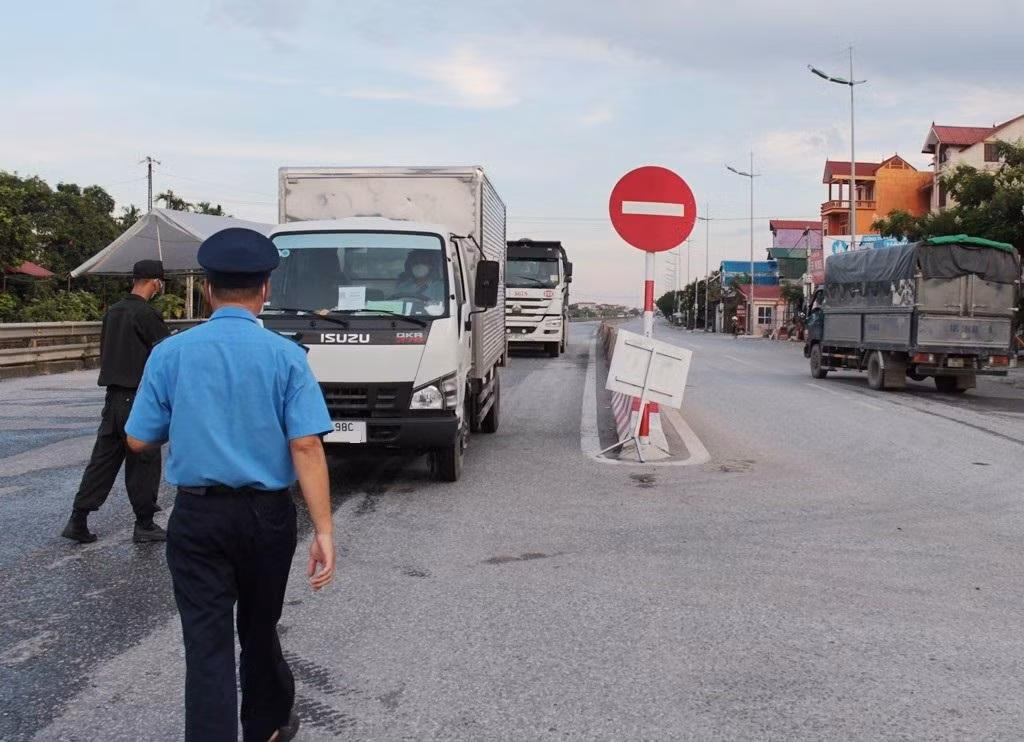 Tại chốt trực Cầu Giẽ (QL1 cửa ngõ vào Hà Nội tại huyện Phú Xuyên) chiều 18/8, tuy lượng người đi xe cá nhân có giảm so với ngày trước đó nhưng lượng xe tải, đặc biệt là xe công trường (không thuộc đối tượng chở hàng thiết yếu) nhưng lại chạy nhiều trên đường. Tại chốt trực Cầu Giẽ (QL1 cửa ngõ vào Hà Nội tại huyện Phú Xuyên) chiều 18/8, tuy lượng người đi xe cá nhân có giảm so với ngày trước đó nhưng lượng xe tải, đặc biệt là xe công trường (không thuộc đối tượng chở hàng thiết yếu) nhưng lại chạy nhiều trên đường.