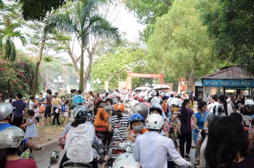 Ngay từ sáng sớm, Vườn thú Thủ Lệ đã chật kín khách