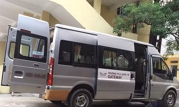 Người đưa đón học sinh trường Gateway tới VKS để làm rõ nhiều tình tiết ảnh 2