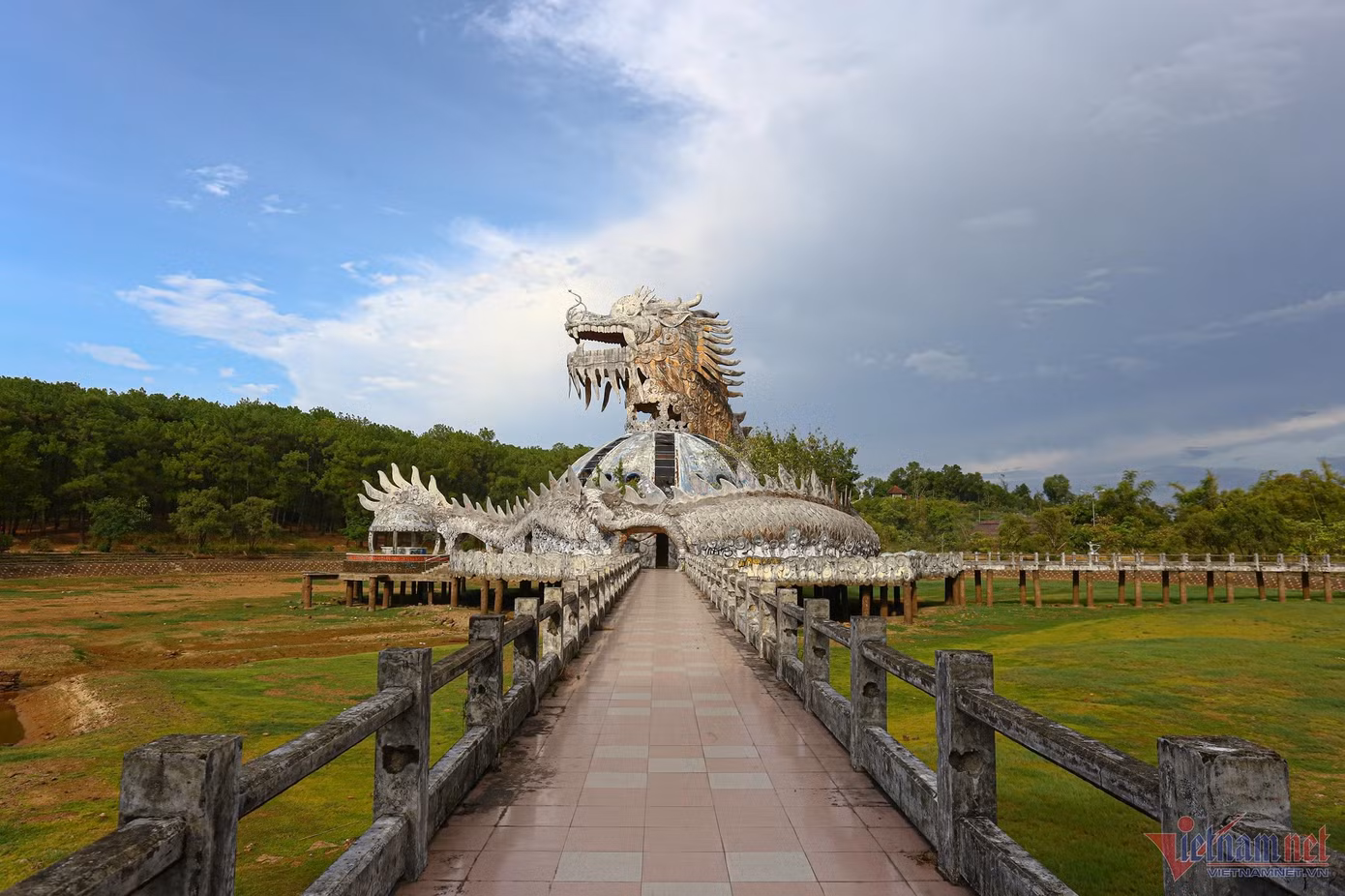 Tượng rồng khổng lồ tại hồ Thuỷ Tiên. Ảnh: QT
