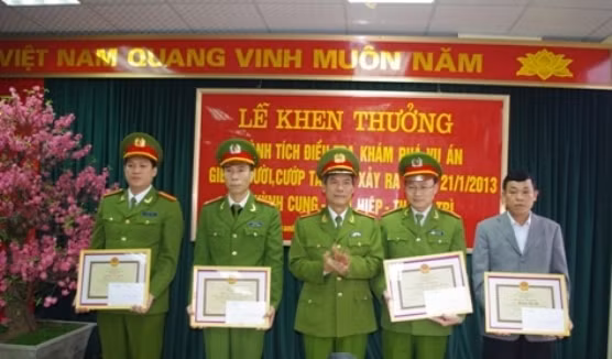 Thiếu tướng Trần Thuỳ trao thưởng cho lực lượng phá án. Thiếu tướng Trần Thuỳ trao thưởng cho lực lượng phá án