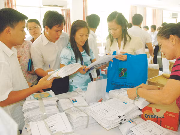 Đại diện Sở GD-ĐT các tỉnh thành bàn giao hồ sơ ĐKDT ĐH, CĐ năm 2012 tại TPHCM Ảnh: Quang Phương 