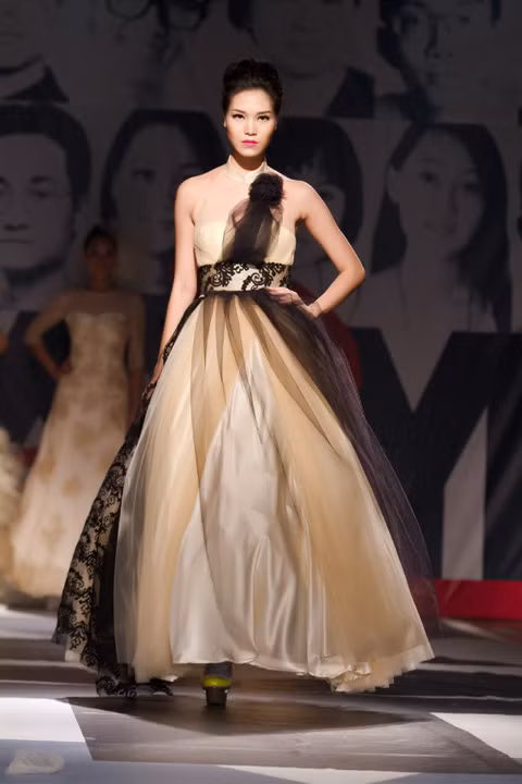 Hoa hậu Việt Nam 2008 tham gia show trình diễn của các nhà thiết kế trẻ Việt tại TP. HCM cùng nhiều gương mặt hoa hậu, người mẫu nổi tiếng khác