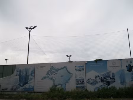 Hay như dự án nhà đất này, tấm pannô quảng cáo hình ảnh dự án đã rách tả tơi nhưng ai cũng hiểu hiện tại bên trong của nó là sân bóng với lưới và cột đèn được dựng lên