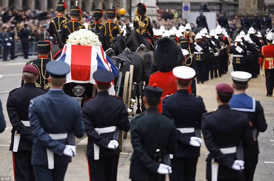 Linh cữu bà Margaret Thatcher được chuyển sang xe chở pháo để chuẩn bị đưa vào nhà thờ St.Paul. Linh cữu bà Margret Thatcher được chuyển sang xe chở pháo để chuẩn bị đưa vào nhà thờ St.Paul