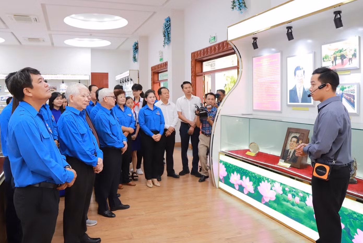 Các đại biểu tham quan khu trưng bày "Hình ảnh và hiện vật của Chủ tịch nước CHXHCN Việt Nam Nguyễn Minh Triết, giai đoạn 2006 - 2011" tại Bảo tàng tỉnh Bình Dương.