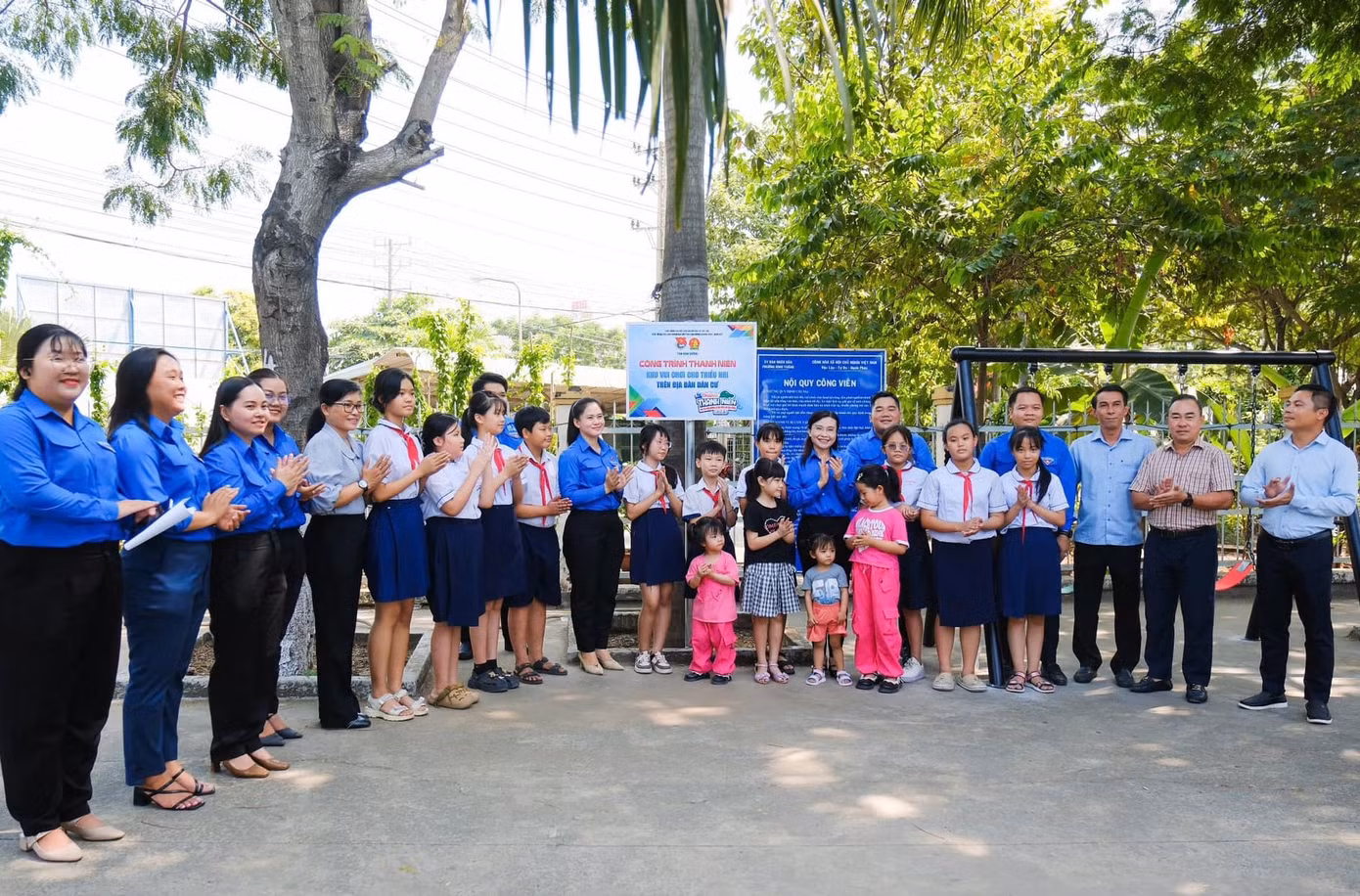 Bí thư T.Ư Đoàn, Chủ tịch Hội đồng Đội T.Ư Nguyễn Phạm Duy Trang tham quan khu vui chơi thiếu nhi.