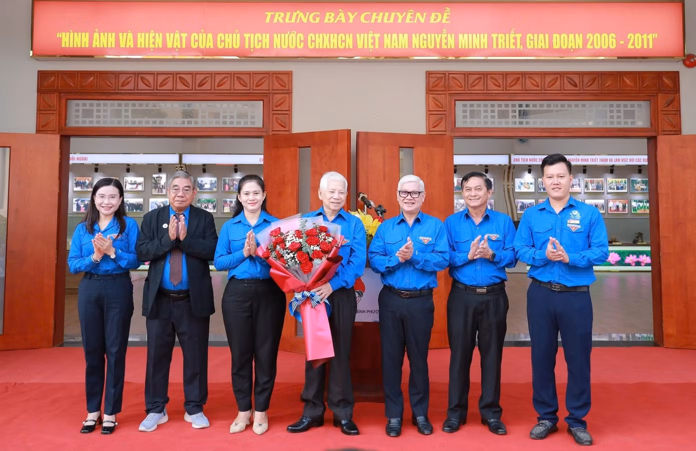 Ban tổ chức tặng hoa nguyên Chủ tịch nước Nguyễn Minh Triết.