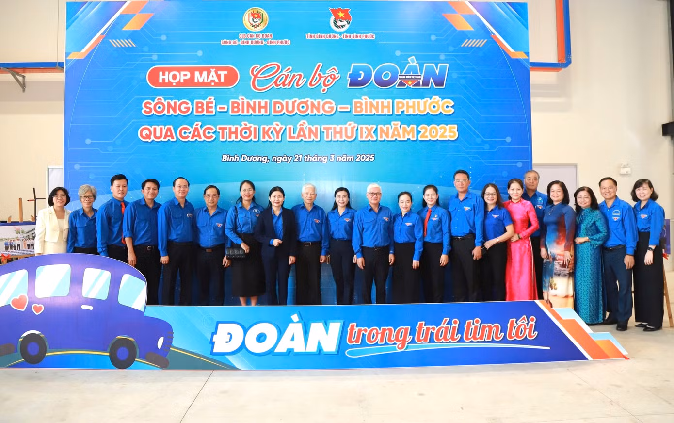 Các đại biểu chụp ảnh lưu niệm tại chương trình gặp mặt.