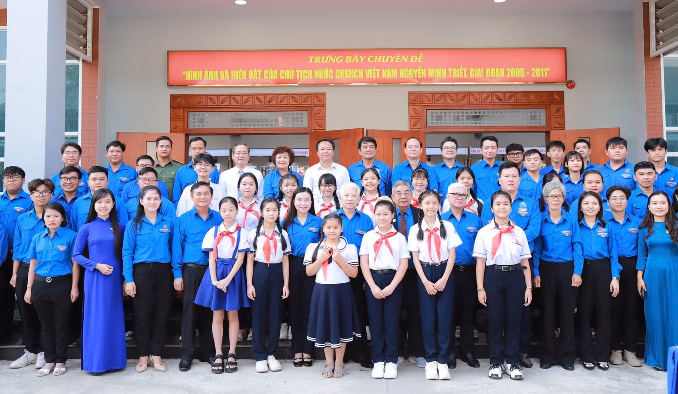 Các đại biểu chụp ảnh lưu niệm với thiếu nhi.
