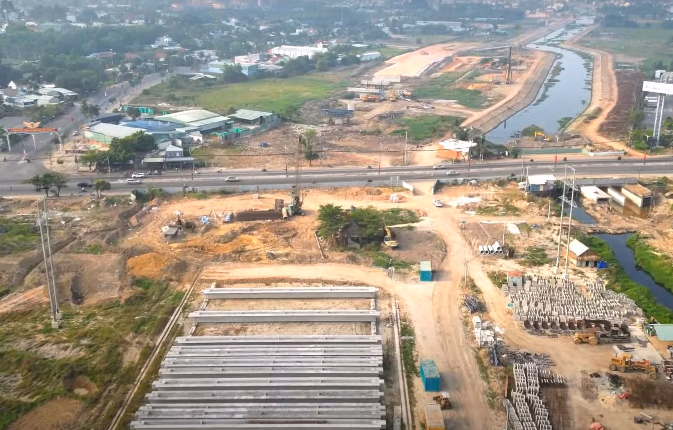 Trong chuyến khảo sát thực tế tại công trình mới đây, Bí thư Tỉnh ủy Bình Dương Nguyễn Văn Lợi đã yêu cầu nhà thầu thi công khẩn trương, làm "ba ca, bốn kíp" để đảm bảo tiến độ dự án.