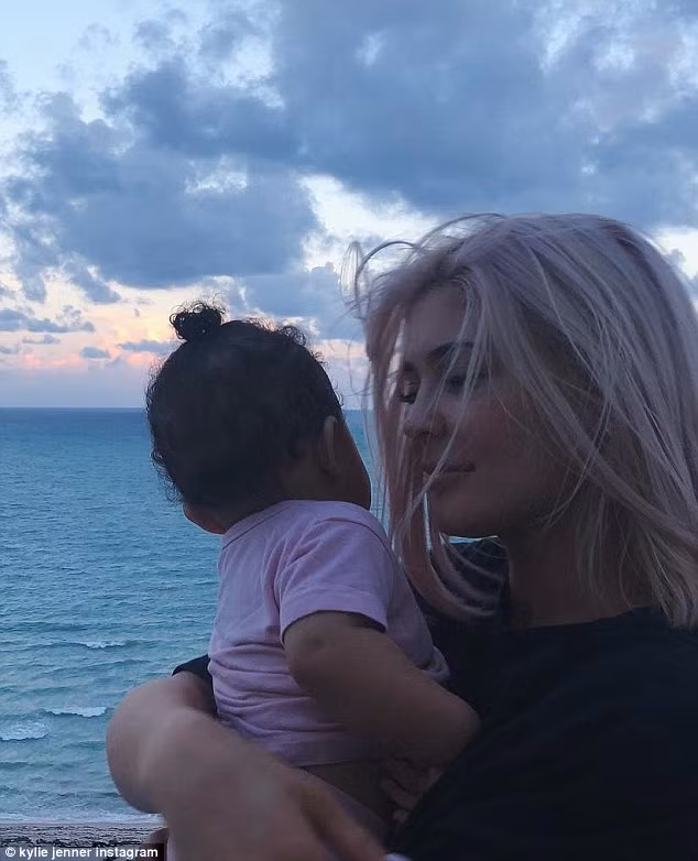 Có gì trong bức ảnh hơn 5 triệu like của cô út nhà Kardashians? ảnh 2