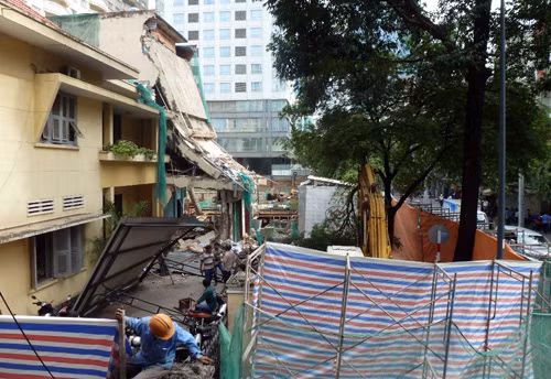 Theo một cán bộ thanh tra xây dựng, việc tháo dỡ được tiến hành nhằm đảm bảo an toàn cho người dân và được sự nhất trí của các bên liên quan