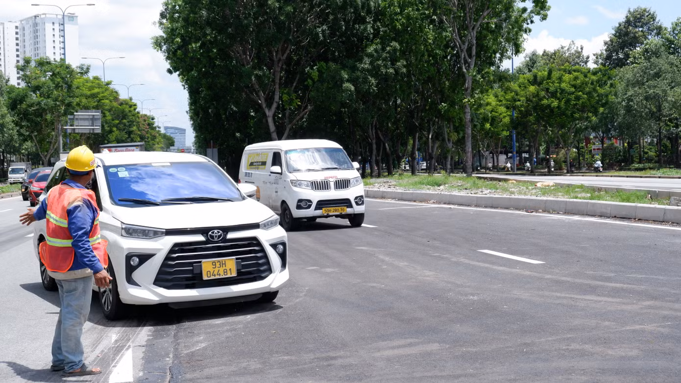 Lực lượng thi công túc trực hướng dẫn các phương tiện lưu thông theo hướng hầm chui. Ảnh: Hữu Huy Lực lượng thi công túc trực hướng dẫn các phương tiện lưu thông theo hướng hầm chui. Ảnh: Hữu Huy