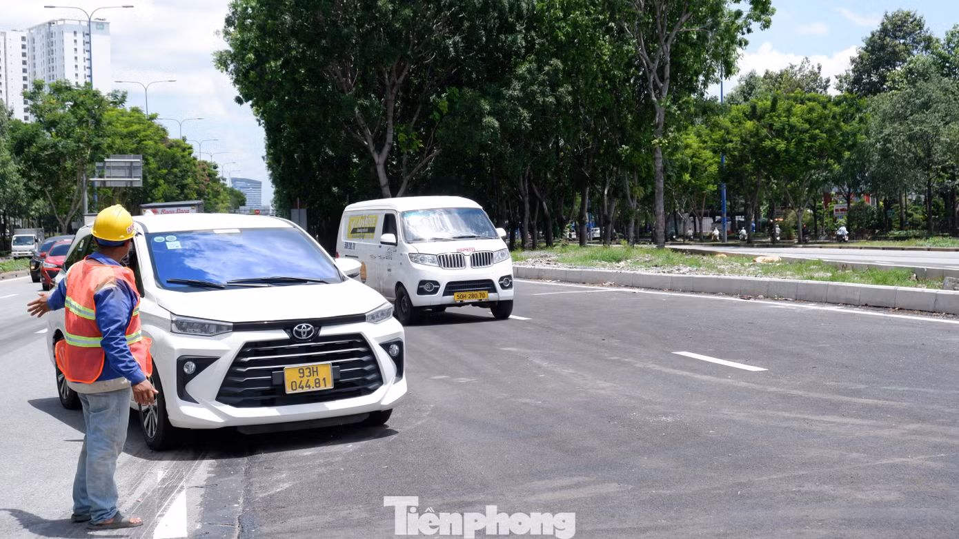 Lực lượng thi công túc trực hướng dẫn các phương tiện lưu thông theo hướng hầm chui. Ảnh: Hữu Huy Lực lượng thi công túc trực hướng dẫn các phương tiện lưu thông theo hướng hầm chui. Ảnh: Hữu Huy