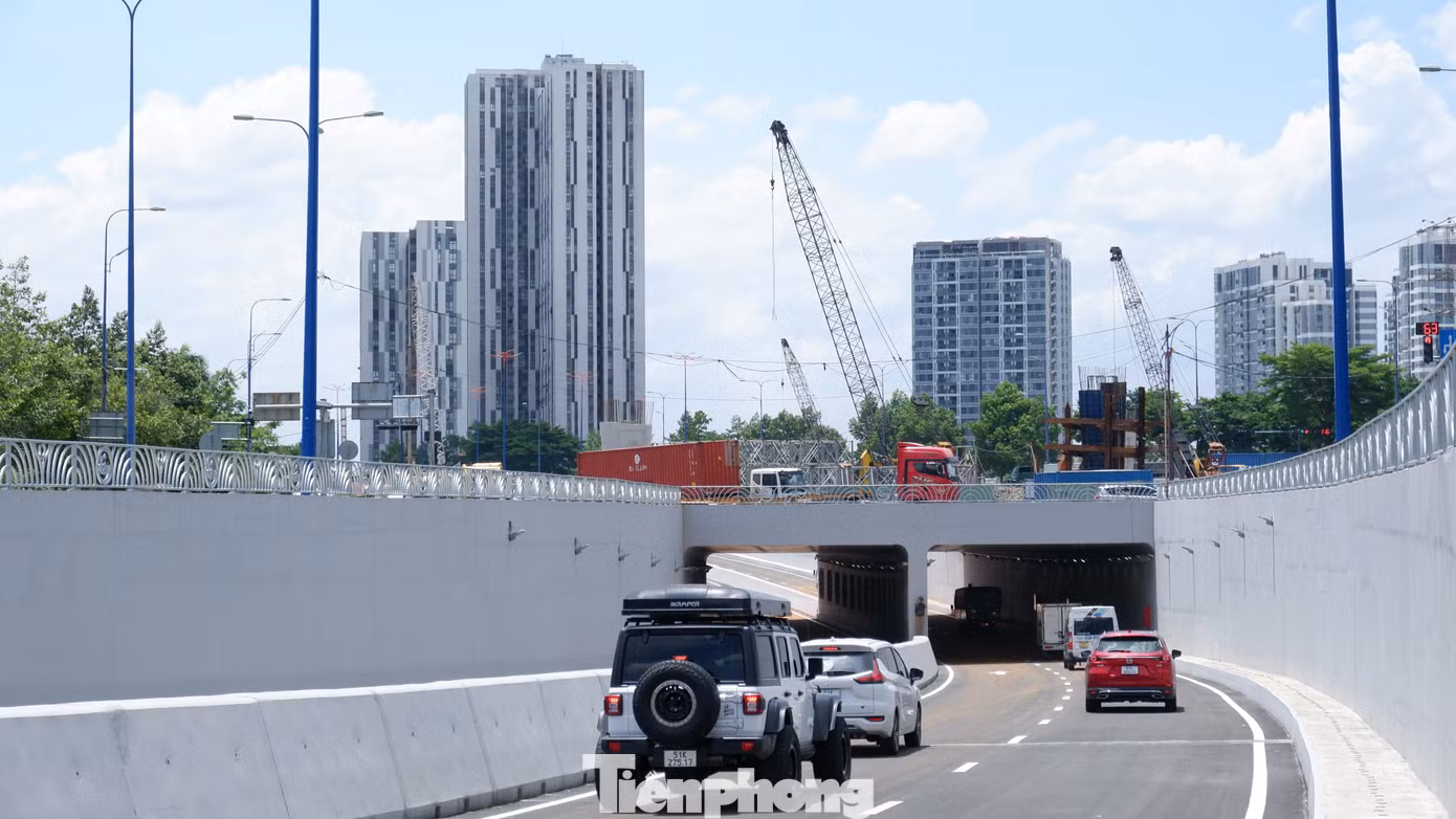 Những phương tiện đầu tiên đi qua hầm chui HC1-01 ở nút giao thông An Phú. Ảnh: Hữu Huy Những phương tiện đầu tiên đi qua hầm chui HC1-01 ở nút giao thông An Phú. Ảnh: Hữu Huy