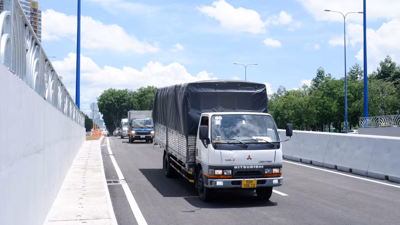 Sau khi hầm chui HC1-01 được thông xe và đưa vào khai thác, phương tiện từ hầm vượt sông Sài Gòn qua đường Mai Chí Thọ sẽ đi thẳng qua hầm chui này để vào cao tốc TPHCM - Long Thành, không cần dừng chờ đèn đỏ ở nút giao Mai Chí Thọ - Đồng Văn Cống như trước. Ảnh: Hữu Huy Sau khi hầm chui HC1-01 được thông xe và đưa vào khai thác, phương tiện từ hầm vượt sông Sài Gòn qua đường Mai Chí Thọ sẽ đi thẳng qua hầm chui này để vào cao tốc TPHCM - Long Thành, không cần dừng chờ đèn đỏ ở nút giao Mai Chí Thọ - Đồng Văn Cống như trước. Ảnh: Hữu Huy