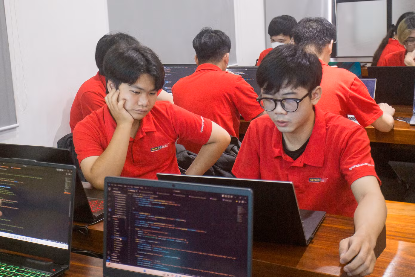 Học viên Aptech chuẩn bị bảo vệ đồ án cho sản phẩm đầu tay sau 1 kỳ học Học viên Aptech chuẩn bị bảo vệ đồ án cho sản phẩm đầu tay sau 1 kỳ học