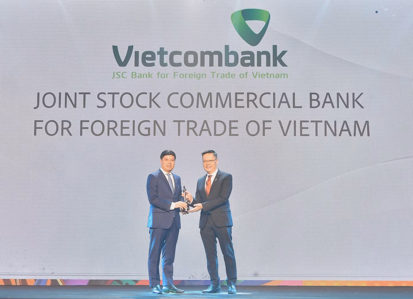 Ông Hồng Quang - Thành viên HĐQT kiêm Giám đốc Khối Nhân sự, đại diện Vietcombank nhận cúp “Harmonia” từ BTC giải thưởng “Nơi làm việc tốt nhất châu Á” Ông Hồng Quang - Thành viên HĐQT kiêm Giám đốc Khối Nhân sự, đại diện Vietcombank nhận cúp “Harmonia” từ BTC giải thưởng “Nơi làm việc tốt nhất châu Á”