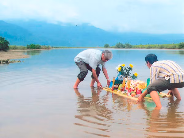 Trần Đình Bá dâng lễ vật cúng vong hồn anh ruột Trần Đình Mai tại nơi anh hy sinh trong cuộc chiến tranh chống Mỹ (xã Quảng Tùng, huyện Quảng Trạch, Quảng Bình)