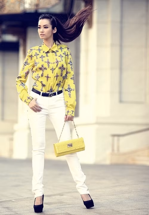Thanh lịch nhưng vẫn sang trọng là điểm nhìn thấy khi Trúc Diễm diện áo sơ mi cá tính màu vàng của cùng với chiếc túi cùng tông màu
