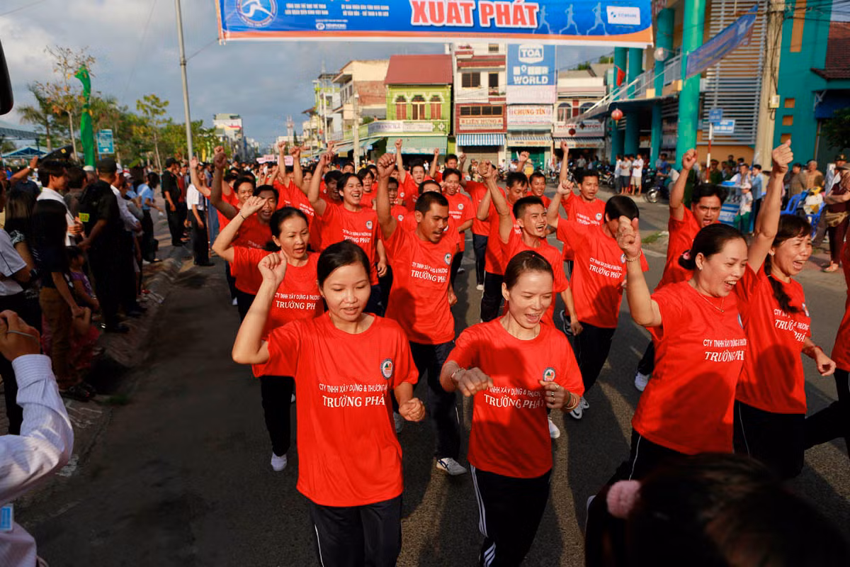 Cán bộ, CNVC và người dân thị xã Hà Tiên chạy đồng hành để hưởng ứng giải đấu. Ảnh Hồng Vĩnh. Cán bộ, CNVC và người dân thị xã Hà Tiên chạy đồng hành để hưởng ứng giải đấu. Ảnh Hồng Vĩnh