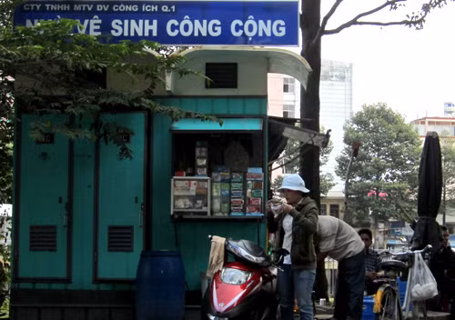 Nhà vệ sinh công cộng kiêm tiệm tạp hóa thường thấy trên các tuyến đường tại khu trung tâm TP HCM
