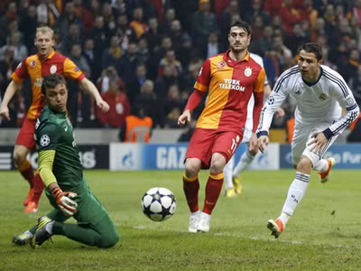 Ronaldo (áo trắng) lập cú đúp cho Real Madrid. Ảnh: Reuters