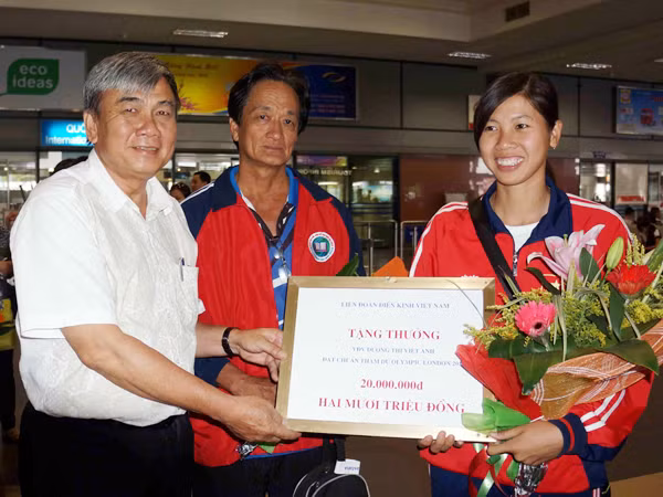  Dương Thị Việt Anh được lãnh đạo Tổng cục TDTT đón mừng tại sân bay Ảnh: Quang Thắng 