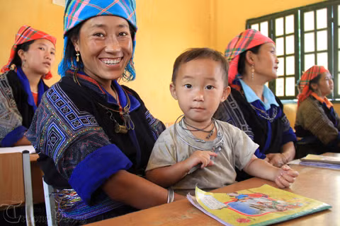 Không có người trông con, nhiều bà mẹ địu con đến lớp.
