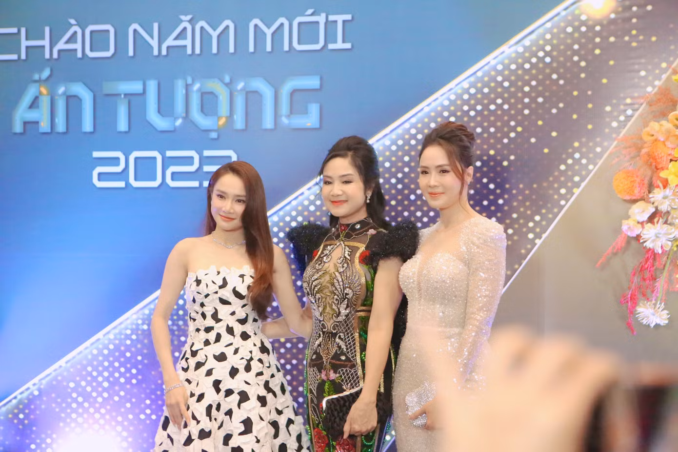 NSND Thu Hà chụp ảnh cũng hai "con gái". Chị từng đóng vai mẹ của Nhã Phương trong phim Khúc hát mặt trời, mẹ của Hồng Diễm trong Hướng dương ngược nắng.