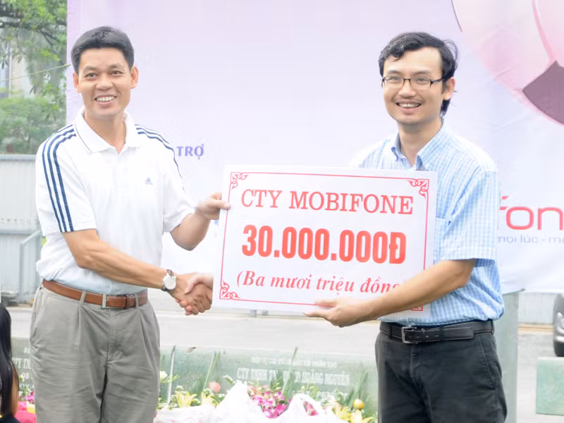 Đại diện các nhà tài trợ trao tặng số tiền tài trợ và hoa cho báo Tiền Phong. Đại diện các nhà tài trợ trao tặng số tiền tài trợ và hoa cho báo Tiền Phong