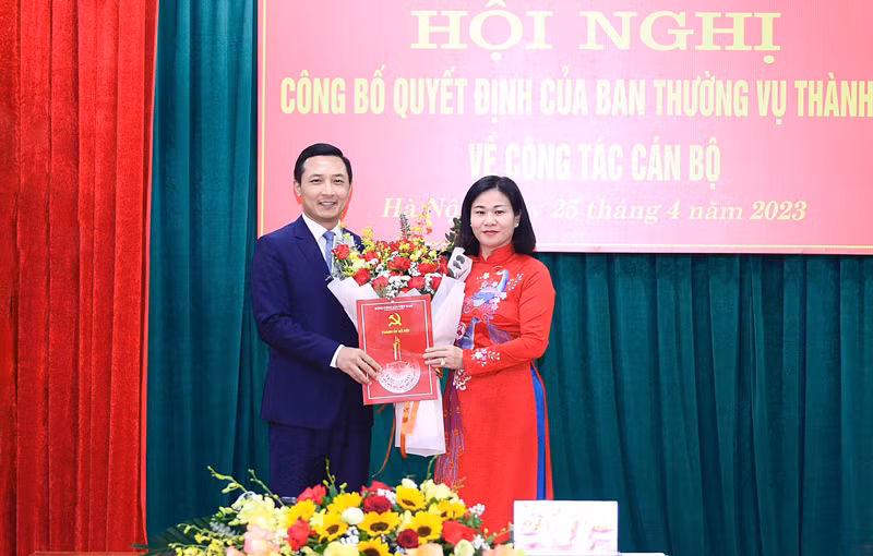 Phó Bí thư Thường trực Thành uỷ Hà Nội Nguyễn Thị Tuyến trao quyết định và chúc mừng ông Doãn Trung Tuấn. (Ảnh: PV)