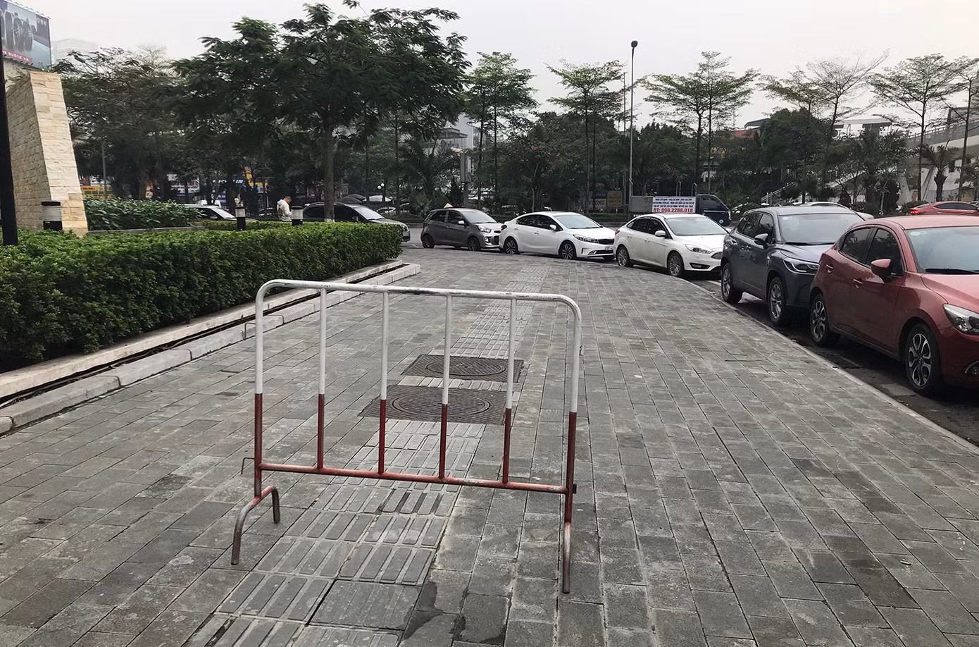 Một số tấm biển cảnh báo cũng được dựng lên để ngăn cản ô tô dừng, đỗ trên vỉa hè xung quanh Khu liên cơ Võ Chí Công.